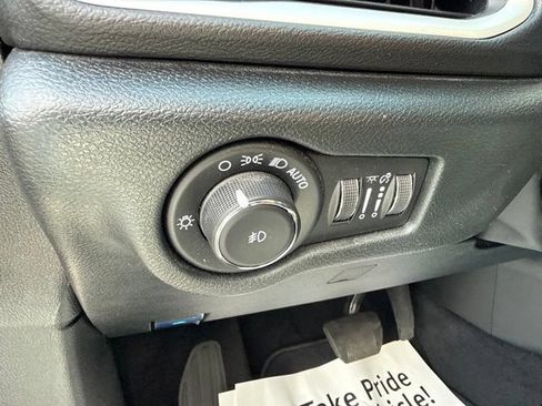 Used 2026 Chrysler Pacifica Select FWD image 11