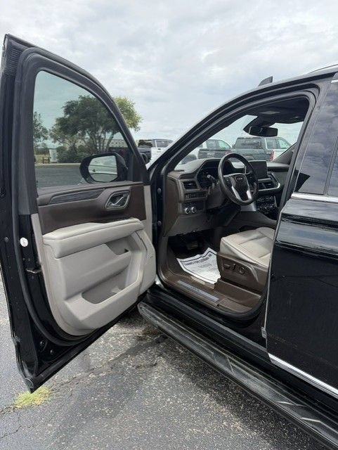 Used 2023 GMC Yukon XL SLT AWD/4WD image 9