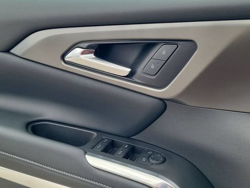 Certified 2025 Chevrolet Traverse LT w/ Driver Confidence Package FWD image 17