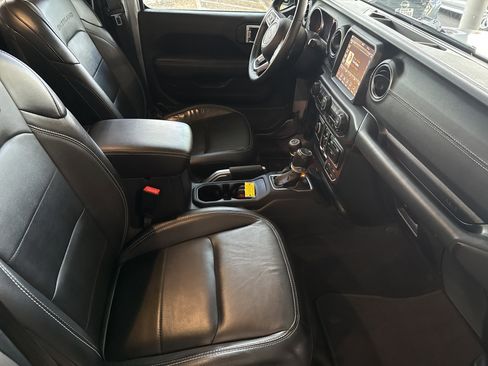 Used 2020 Jeep Gladiator Overland image 16