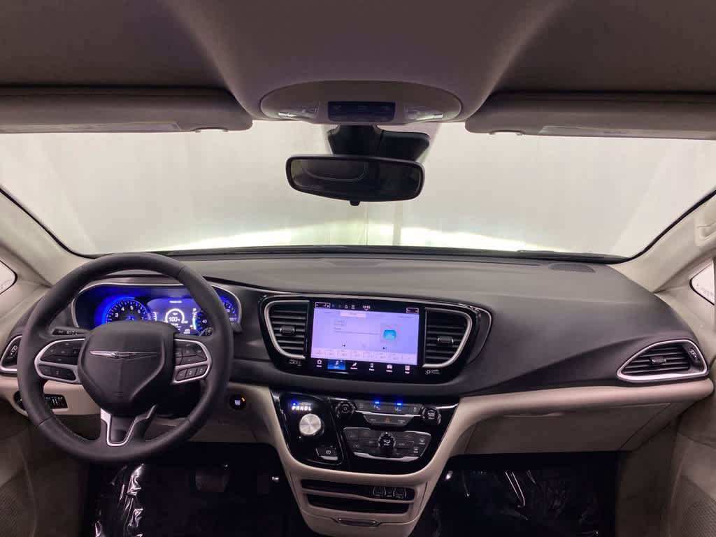 Used 2024 Chrysler Pacifica Touring-L FWD image 12