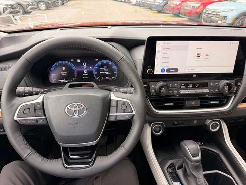 Used 2025 Toyota Grand Highlander AWD image 13