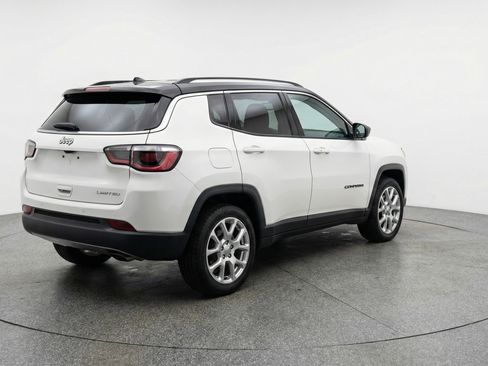 Used 2025 Jeep Compass Limited AWD/4WD image 9