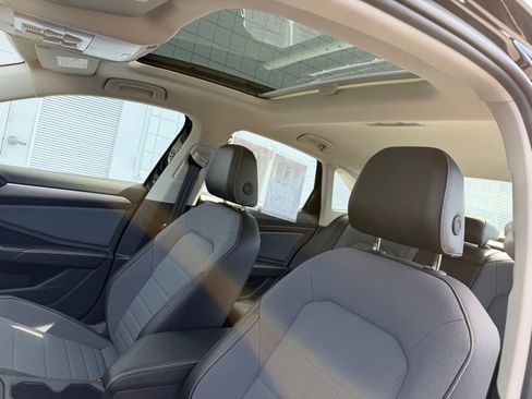 Certified 2025 Volkswagen Jetta SE w/ Sunroof Package image 17