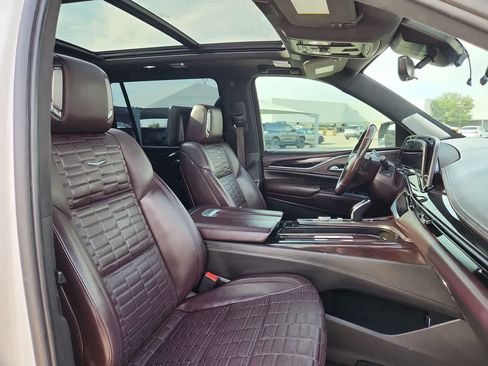 Used 2021 Cadillac Escalade ESV Sport Platinum image 18