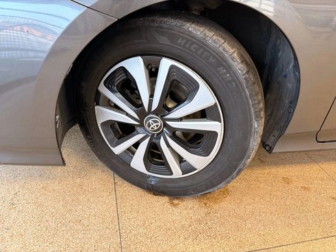 Used 2017 Toyota Prius Prime Premium image 34