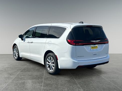 New 2026 Chrysler Pacifica Select AWD/4WD image 3