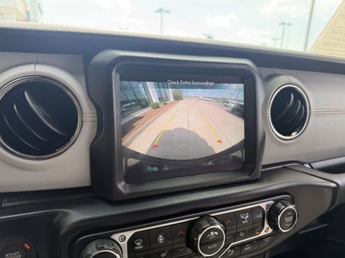 Used 2022 Jeep Wrangler Unlimited Sahara image 45