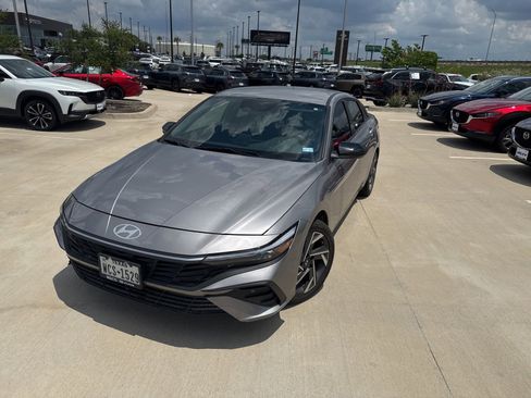Used 2025 Hyundai Elantra Sport FWD image 2