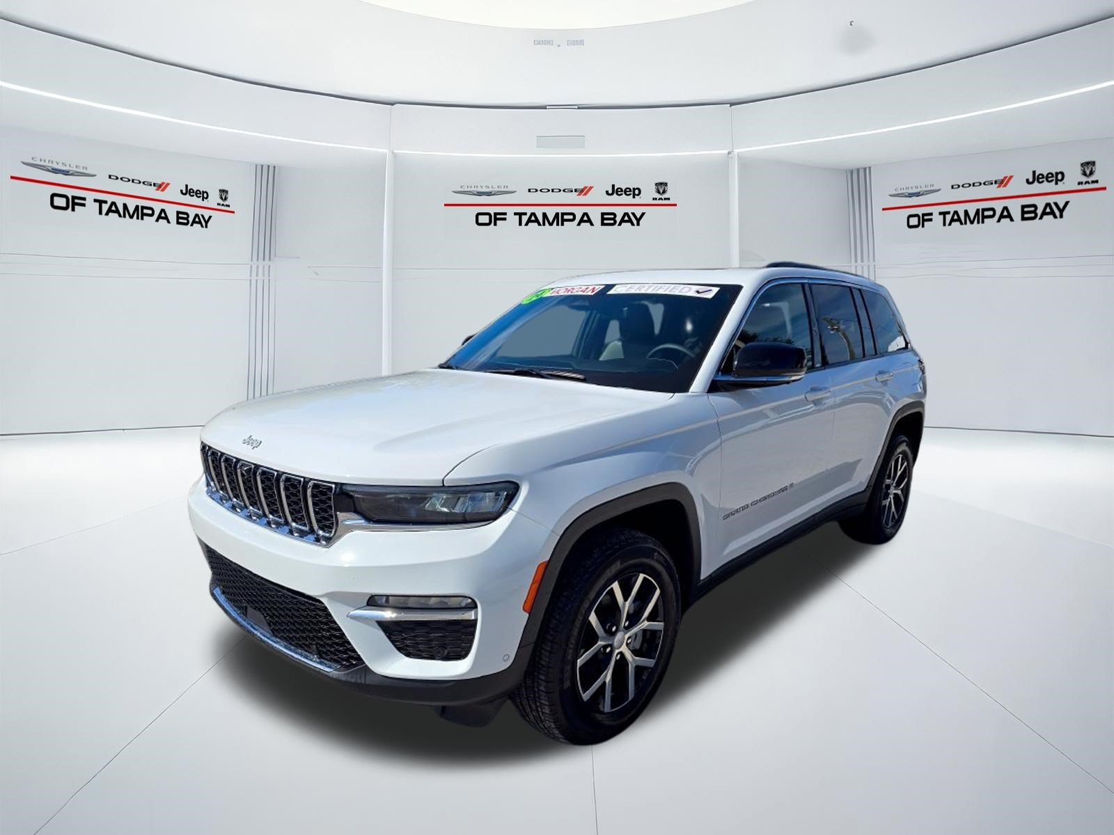Used 2024 Jeep Grand Cherokee Limited w/ Luxury Tech Group II AWD/4WD image 2