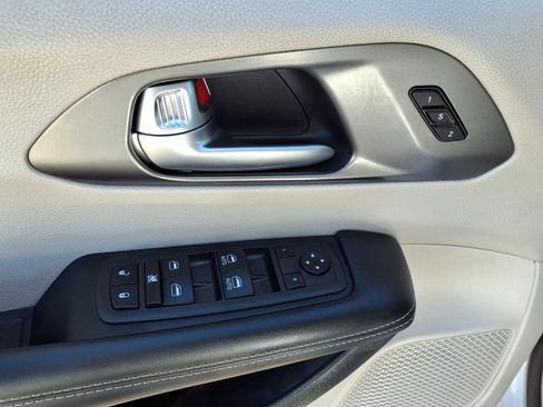 Used 2023 Chrysler Pacifica Touring-L FWD image 23