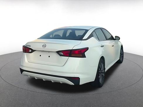 Used 2025 Nissan Altima 2.5 SV FWD image 14