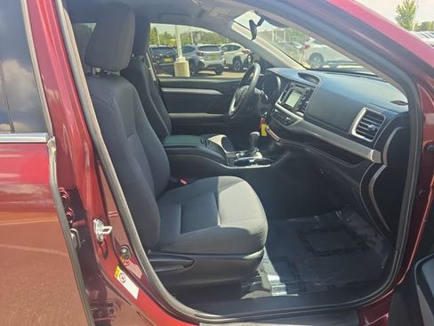 Used 2017 Toyota Highlander LE w/ Carpet Mat Package FWD image 19