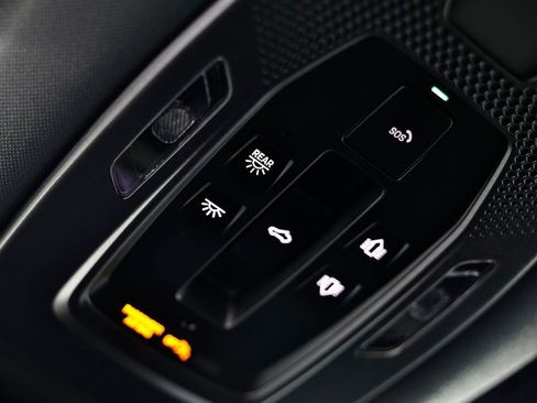 Certified 2025 Porsche Cayenne AWD/4WD image 35