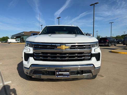 Used 2025 Chevrolet Silverado 1500 LTZ AWD/4WD image 2