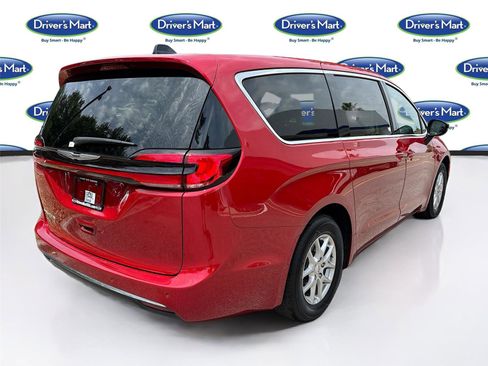 Used 2025 Chrysler Pacifica Select FWD image 7