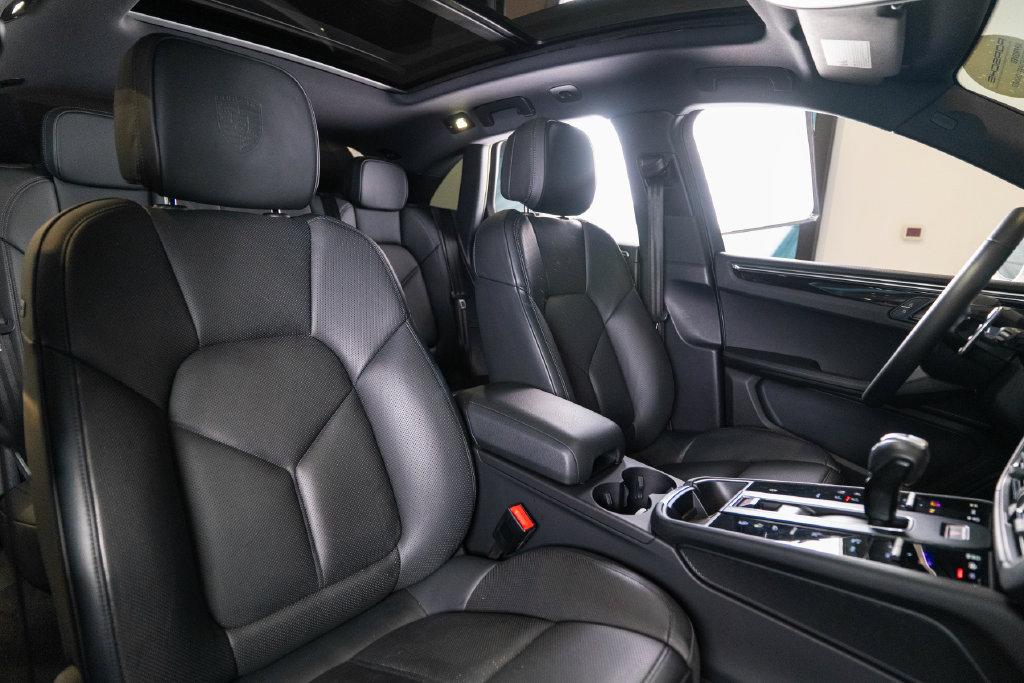 Certified 2023 Porsche Macan AWD/4WD image 18