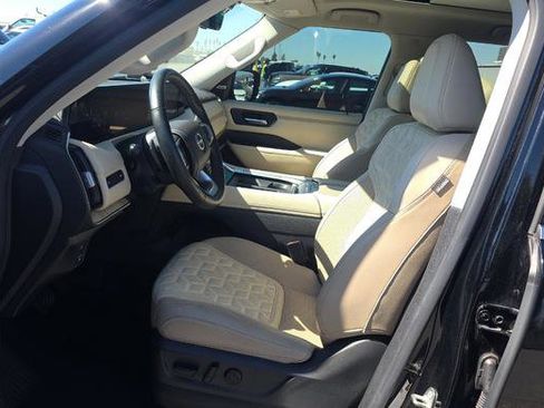 Used 2025 Nissan Armada Platinum image 5