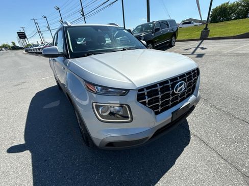 Used 2021 Hyundai Venue SEL FWD image 17