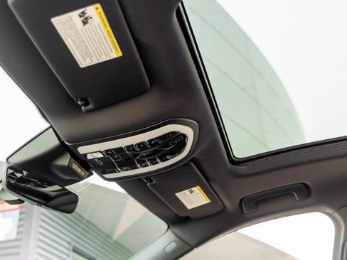 Certified 2024 Porsche Macan S image 25