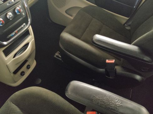 Used 2015 Dodge Grand Caravan American Value Package image 26