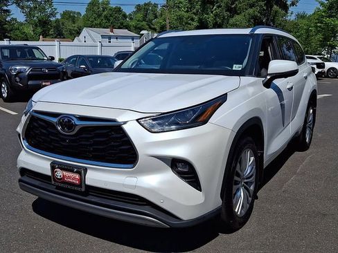 Used 2023 Toyota Highlander Platinum AWD/4WD image 3