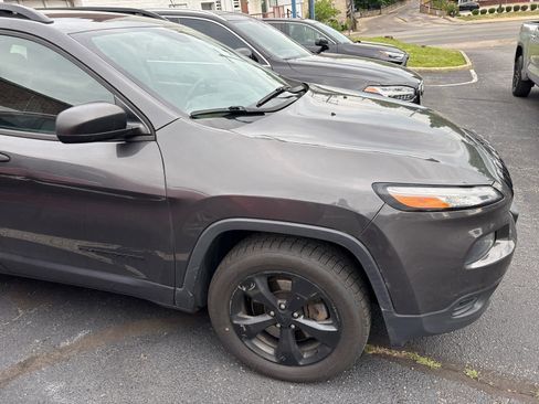 Used 2017 Jeep Cherokee Sport AWD/4WD image 15