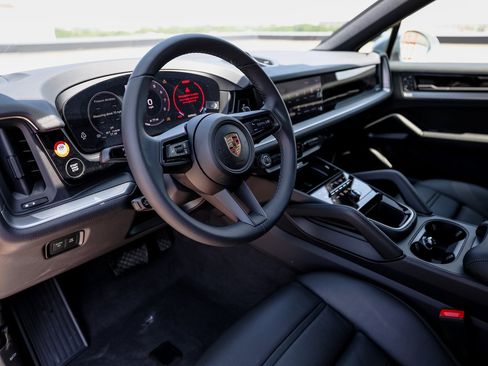 Certified 2025 Porsche Cayenne Coupe image 4