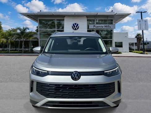 Used 2025 Volkswagen Tiguan SE FWD image 2