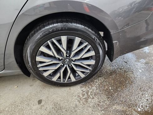 Used 2024 Nissan Altima 2.5 SV FWD image 37