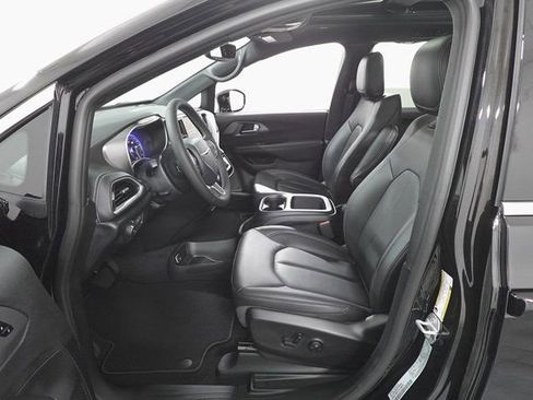 New 2026 Chrysler Pacifica Select image 10
