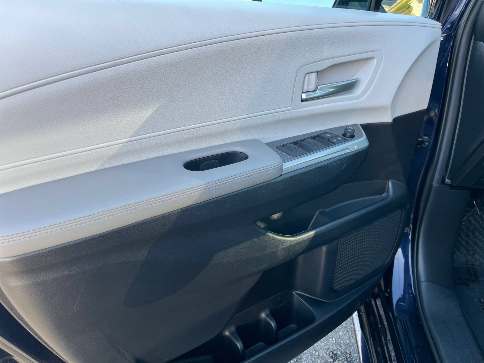 Used 2025 Toyota Sienna XLE FWD image 18