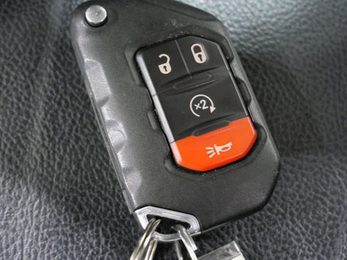 Used 2018 Jeep Wrangler Unlimited Sahara image 30