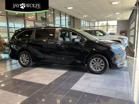 Used 2021 Toyota Sienna XLE FWD image 1