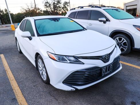 Used 2020 Toyota Camry LE w/ Convenience Package image 5