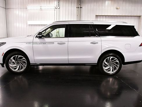 Used 2025 Lincoln Navigator L Reserve AWD/4WD image 4
