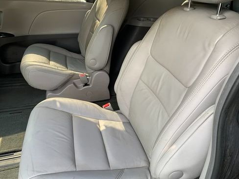 Used 2017 Toyota Sienna XLE Premium AWD/4WD image 19