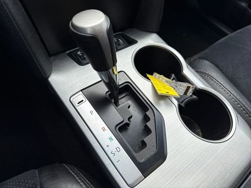 Used 2012 Toyota Camry SE w/ Leather Pkg image 32