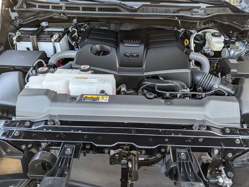 Used 2025 Toyota Tundra Limited AWD/4WD image 35