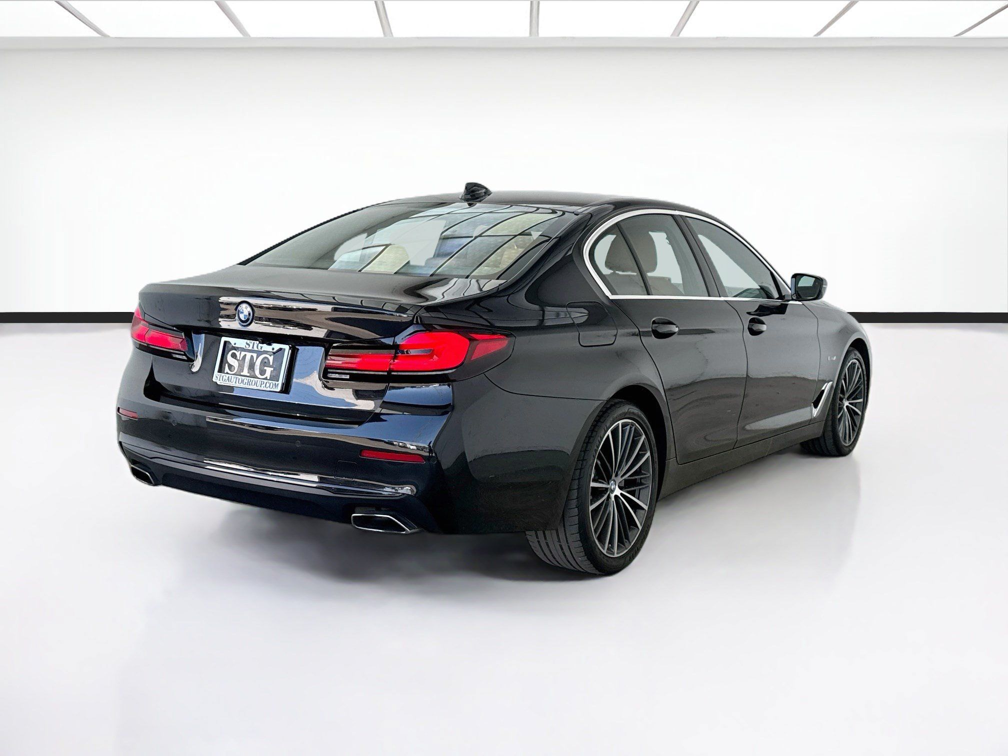 Used 2023 BMW 530e w/ Convenience Package RWD image 4