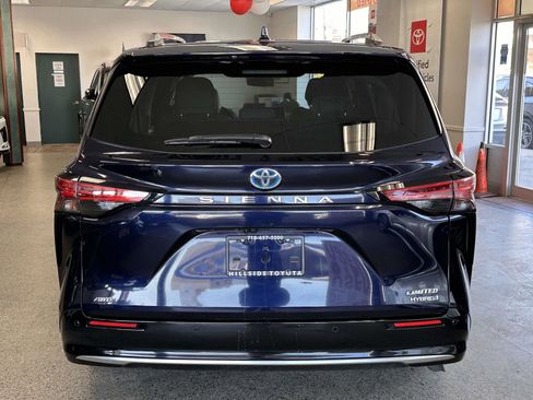 Used 2024 Toyota Sienna Limited image 3