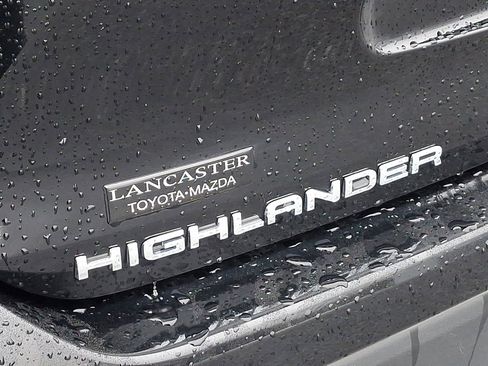 Used 2025 Toyota Highlander XLE image 34