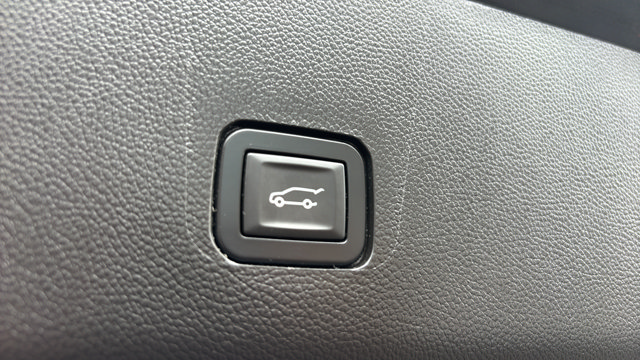 Used 2018 Chevrolet Traverse Premier w/ Driver Confidence II Package FWD image 19
