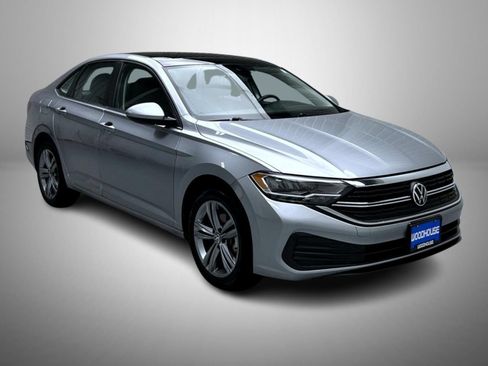 Used 2024 Volkswagen Jetta SE FWD image 3