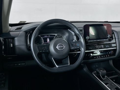 Used 2025 Nissan Pathfinder SV image 18