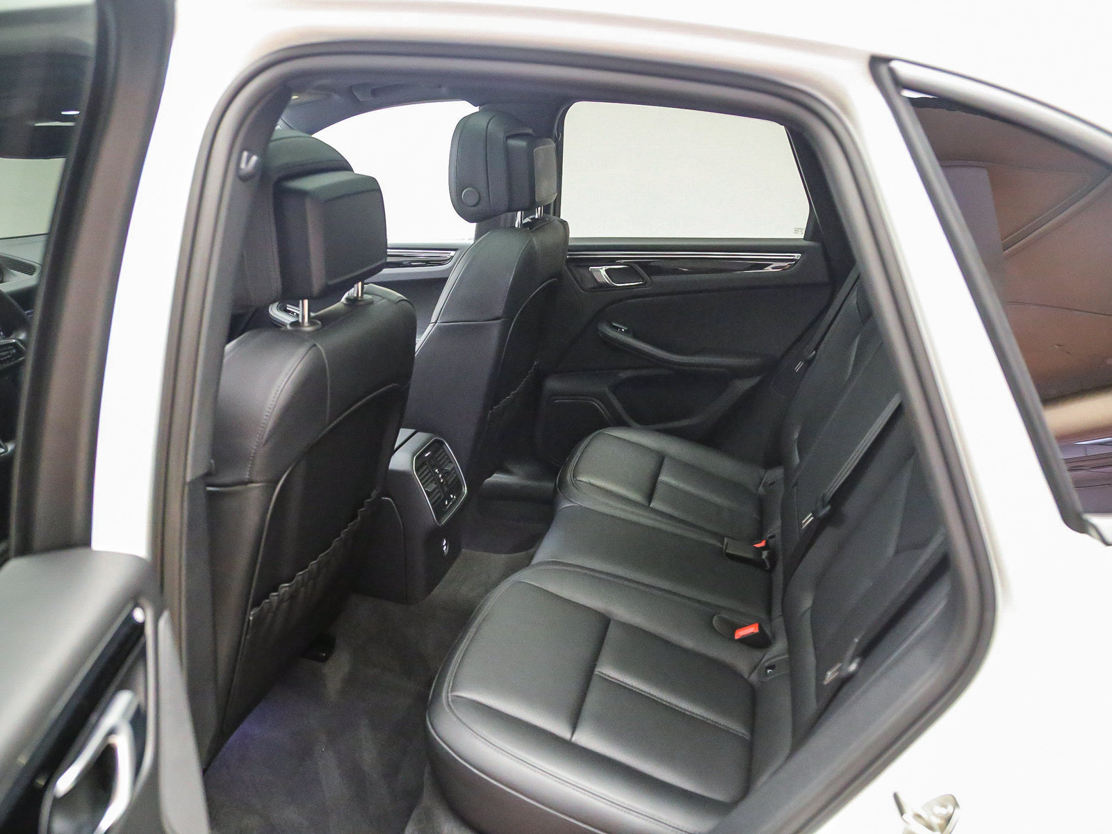 Certified 2026 Porsche Macan AWD/4WD image 23