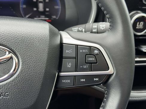 Used 2025 Toyota Highlander XSE AWD/4WD image 12