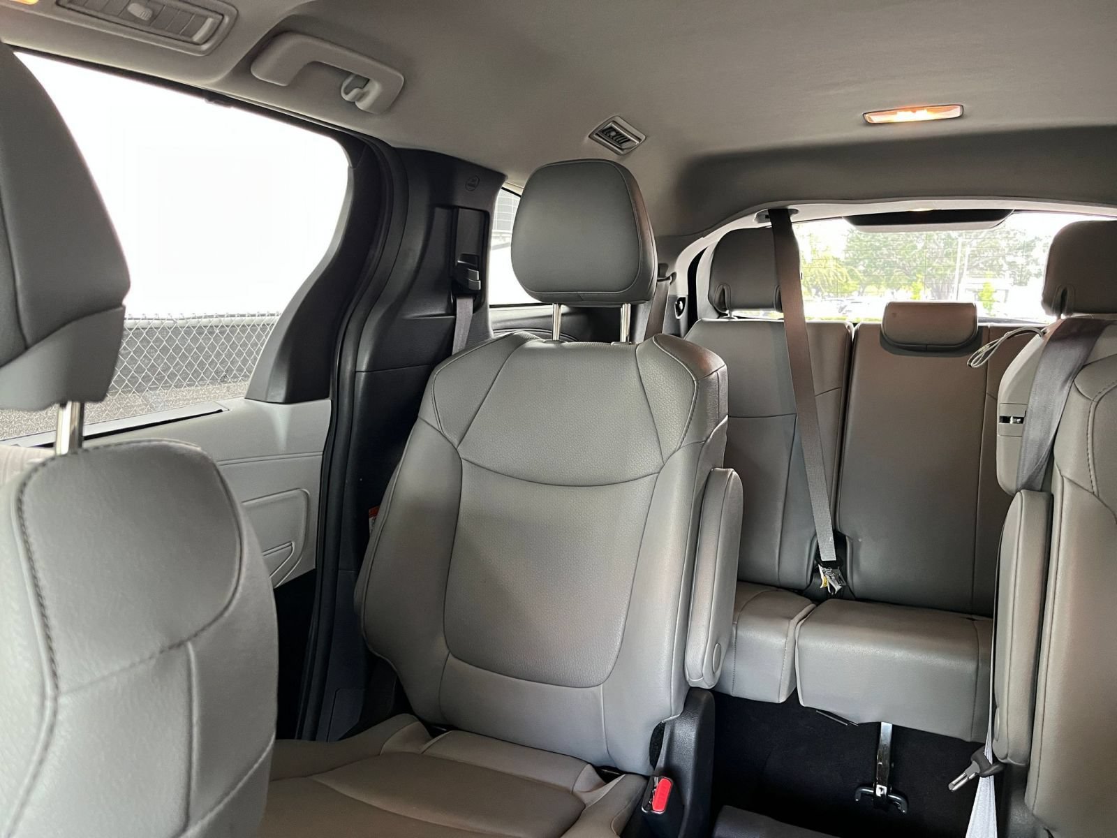 Used 2025 Toyota Sienna XLE FWD image 41