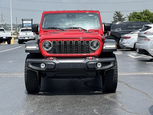 Used 2025 Jeep Wrangler Unlimited Rubicon w/ Convenience Group AWD/4WD image 2