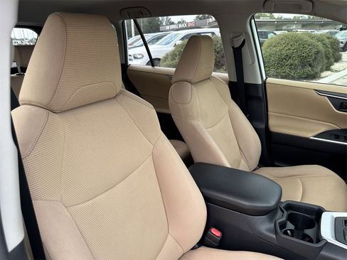 Used 2019 Toyota RAV4 LE image 31